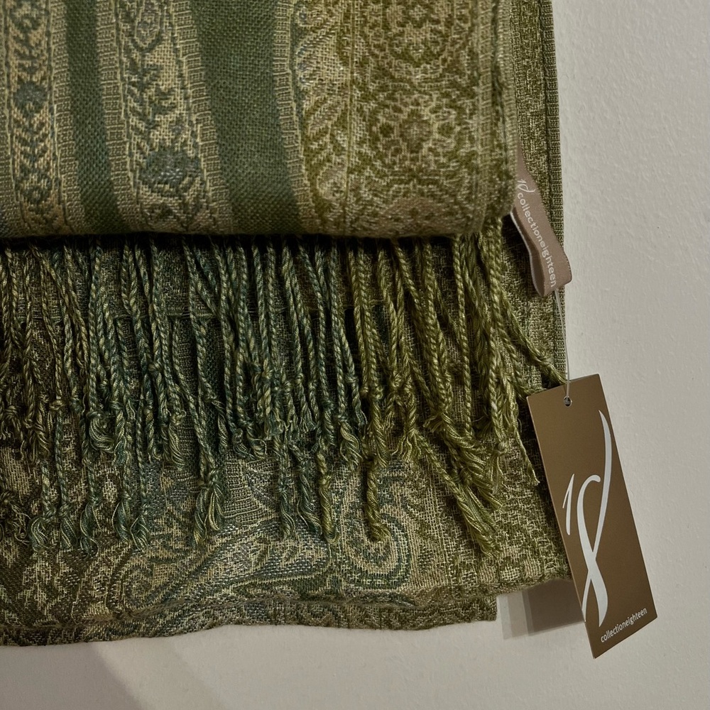 It’s a green shawl